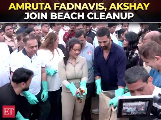 Amruta Fadnavis, Akshay Kumar, BMC Commissioner join beach Cleanup after Ganpati Visarjan