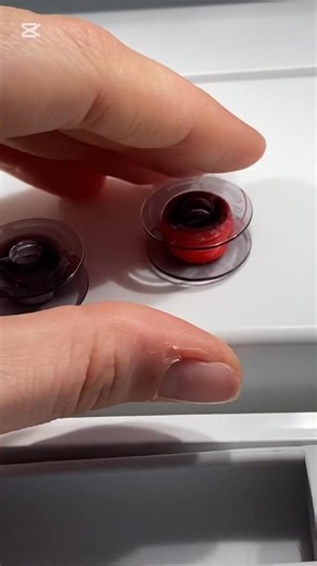 Les machines expression™ sont également équipées d’une canette intelligente. Grâce à une canette divisée en deux zones, la machine sait exactement quand le fil arrive presque à sa fin et vous affiche automatiquement un avertissement. Que vous soyez en train de réaliser de longues coutures, des détails délicats ou des finitions précises… avec cette canette intelligente, vous pouvez coudre sans mauvaises surprises, en étant toujours sûre que votre fil ne s’épuise pas soudainement. ✨ | Pfaff Belgiq