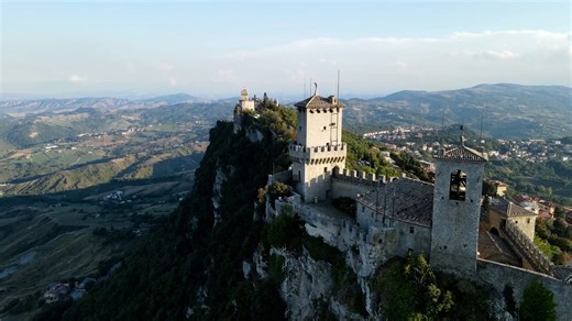 ドローンで探るサンマリノの中世の魅力