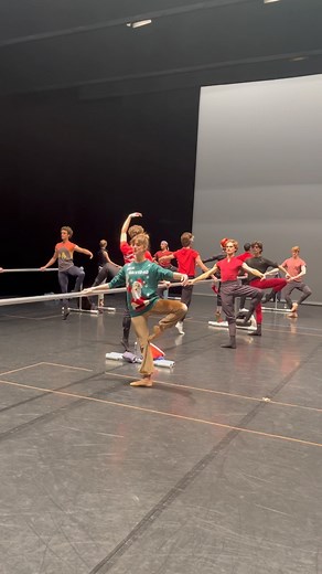 75K views · 155 reactions | Christmas spirit at the Stuttgart Ballet ✨ _____________________ #happychristmas #holidays #thestuttgartballet #ballet #balletclass #dance #christmas | Das Stuttgarter Ballett | Facebook