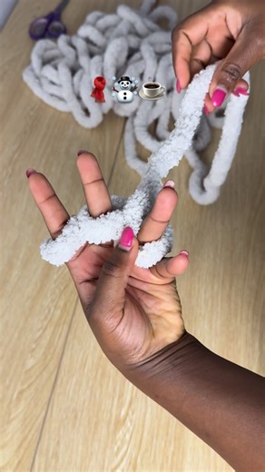 Siicre’Art on Instagram: "📣English below / Français plus bas 👇 Today, I created something new just for you 🧶✨ I was inspired by a video from @Vickyyang-handcraft and created this finger-knitted scarf — simple, cozy, and beginner-friendly 🤍 🎥 The full tutorial is FREE on my YouTube channel This reel is just a sneak peek to inspire you ✨ 👉 Comment “SCARF” and I’ll send you the direct link to the free tutorial. ————————— Aujourd’hui, j’ai créé quelque chose de nouveau juste pour vous 🧶✨ Je m