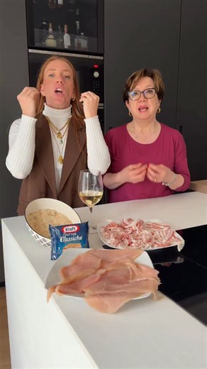 Vanessa Blandina on Instagram: "RICETTA A PROVA DI CHI NON CUCINA MAI 🙋🏼‍♀️😂💪🏻Involtini di pollo con sottiletta e pancetta Ingredienti: - 2 confezioni di sottilissime di pollo - Pangrattato + salvia tritata - ⁠5 sottilette - 100 g di pancetta a fette - Sale q.b. - Olio extravergine di oliva - 1/2 bicchiere di vino bianco - Stuzzicadenti Preparazione: 1. Prendete le fettine di pollo, salatele leggermente da entrambi i lati. 2. Impanatele nel pangrattato aromatizzato. 3. Tagliate le sottilett