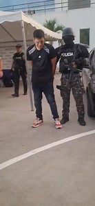 2.7M views · 15K reactions | #URGENTE || JUEZ ORDENA LA PRISIÓN PREVENTIVA PARA PRESUNTOS S!CAR!OS Un juez de la Unidad Judicial Penal de Manta dictó orden de prisión preventiva para tres personas por presuntamente liderar, planificar, perpetrar y ejecutar una muerte violenta en Manta. Este hecho se registró en el barrio La Victoria. Los detenidos son peruanos y ecuatorianos. | InforManta | Facebook