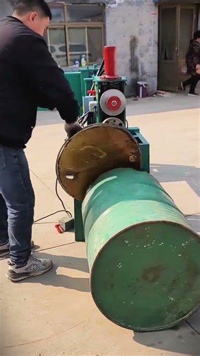 Smart machine is useful for cutting iron barrels quickly #shorts
