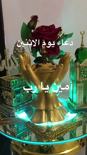 Decorative Golden Hand Model: Art and Elegance