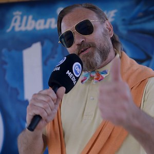 Ab mæ hænnerne! 🎶 For at sørge for totaaal' i orden stemning inden den vigtige kamp mod Lyngby Boldklub, spiller Sy'fyns herlige humørbombe, Harske Hubbi, op i Albani Fanzone 🙏🎵 Der er brug for alle striber, når vi i morgen samles igen. Har du endnu ikke sikret dig billet, kan du gøre her 👉 ob.dk/billet | Odense Boldklub