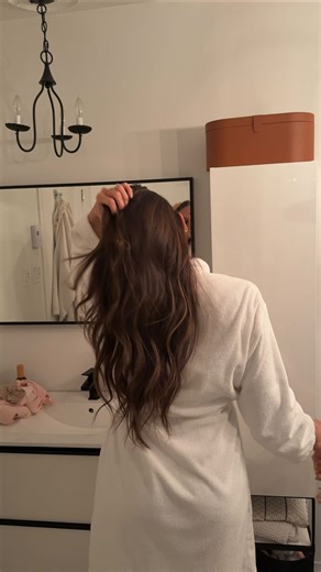 Alexia Colantuono on Instagram: "The ultimate reset before bed: shower, gua sha & red light 🧘🏽‍♀️"