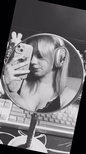 Nyssa on Instagram: "… 日本利用压电瓷砖将脚步转化为电能。这些瓷砖捕捉来自你脚步的动能。当你行走时，你的重量和动作会对瓷砖产生压力。瓷砖会轻微弯曲，从而产生机械应力。瓷砖内部的压电材料将这种应力转化为电能。每一步都会产生少量电荷，而数百万步结合在一起就能产生足够的电力来 驱动 LED灯、数字显示屏和传感器。在像涩谷车站这样繁忙的地方，每天大约有240万个脚步为这一系统作出贡献。这些电能可以被储存或立即使用，从而减少对传统电力来源的依赖，并支持可持续的城市基础设施。这种方法将日常运动转化为实用的可再生能源。#日本#知识#事实#你知道吗 #推荐#科技#创新#历史#技术#实验#热门"