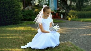 YARIEW First Communion Veil for Girls with Comb Crystal Cross White Lace Veil Holy Communion Headpiece for Catholic Sacrament Church Ceremony Party Hair Accessories