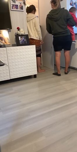 Quand tu veux faire croire à ta mère que tu accouche 😂🤰🏻 petite blague sympa grâce à un ballon d’eau 😂#enceinte#pregnan#blague#accouchement