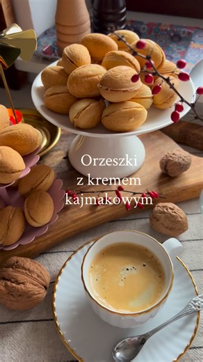 Joanna, bloger kulinarny Tocolubiegotuje on Instagram: "Orzeszki to u mnie obowiązkowy punkt programu na Boże Narodzenie.🎄 Lubicie orzeszki ??? Skorupki możecie upiec dużo wcześniej, przechowujemy je szczelnie zamknięte w chłodnym miejscu. Dzisiaj #orzeszki z kremem kajmakowym. Ja po prostu wrzucam wszystkie składniki do miski i wyrabiam ciasto. Następnie robię małe kuleczki wielkości wiśni i wypiekam. Przepis na orzeszki znajdziecie na końcu filmu, a przepis na krem to : 250 g miękkiego masła 