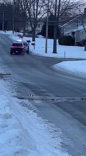 Police Cruiser Flips During Icy Downhill Chase 🚨 Park City, Utah — Sunday, Winter 2025 Smartphone footage shows a black sedan speeding downhill through a snow-covered neighborhood when it hits black ice and fishtails out of control. A police cruiser chasing closely swerves to avoid the vehicle, strikes the curb, and violently barrel rolls down the street before landing upside down in a snowy front yard. Authorities confirmed the officer suffered only minor injuries, and no residents or bystande