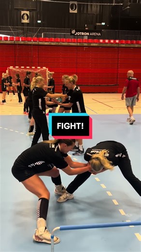 Eli versus Nora 🤺 #vierlarvik #handball #trening #håndball #håndballtrening #fyp #fypage #fypシ #larvikhk #larvikjentene #fight