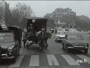 Le cheval n'a pratiquement plus droit de cité à Paris. Ce portrait insolite s'intéresse à un couple qui a pourtant fait le choix de garder son cheval de trait pour exercer son métier dans la capitale. Marchands de fromages au Marché de Reuilly, ils se déplacent au milieu du flot des automobiles. © Archive INA (Ouvrir les yeux : les inattendus de la vie quotidienne | ORTF | 09/02/1969) Pour découvrir l’histoire et l’origine des expressions parisiennes c’est ici ➡ https://bit.ly/39E7LDM | Je visit