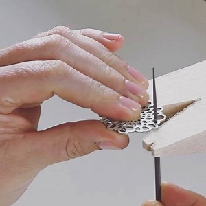 When filing delicate piercing projects I like to have them flat on my bench pin so I can look down on them to ensure I’m removing material from the right spots. 💎💎💎 #jewelleryclass #jewelleryschool #designermaker #jewelryclass #jewelryschool #jewelersofinstagram #jewelerstools #metalsmith #benchjeweler #silversmith #riojeweler #goldsmith #jewelrymaking #metalsmithsociety #onthebench #studiojewelry #contemporaryjewelry #artjewelryforum #schmuck #klimt02 #Bijouxcreateur #bouclesdoreilles #ювели