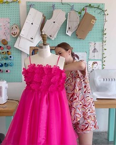 206K views · 6.9K reactions | Vestido con flores bordadas Parte 2 #casaojal #coserfacil #costuraterapia #costurafacil #tutorialcostura #hechoamano #sewing #sewingfabric #fashiondesigner #aprendecostura #tipsdecostura #trucocostura #fashion #style #handmande #diy #hazlotumismo #costuraconamor | Casa Ojal: Taller de Moda y Costura | Facebook