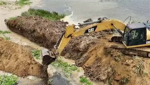 Ejército y campesinos inician la apertura mecánica del primer dique en el predio La Leyenda en la Ciénaga Grande del Bajo Sinú en Lorica - Córdoba.