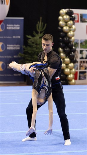 Agatka 🫶🏻 on Instagram: "Coś z treningu też musi być 🫶🏻🎄 #acrobatics #acrobats #acrobalance #trainingday #acrobaticgymnastics #acrolove"