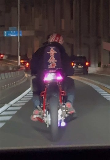 大阪のバイクレビュー: CBX400FとCBR400Fの音楽的探求