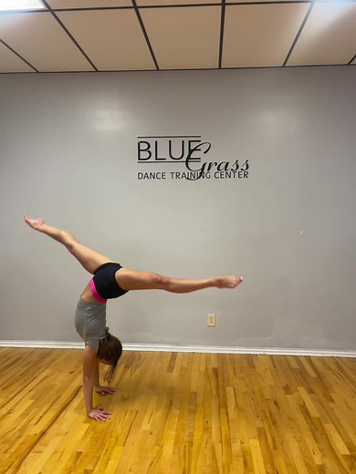 this is my boss’s fsvorite trick of mine lol #acrobatics #acrobat #walkovers #variations #walkovervariation