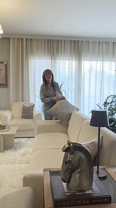 Νο 1 συνταγή για διακόσμηση μαξιλαριών Διακόσμησε τα μαξιλάρια στον καναπέ ή στο κρεβάτι σου σαν επαγγελματίας διακοσμητής! Η συνταγή του βίντεο είναι όπως συνηθίζω να λέω «άχαστη», δεν πρόκειται να αποτύχει σε καμία περίπτωση. Αυτή η ανάμειξη διαφορετικών στυλ σου δίνει αντίθεση, υφή και οπτικό ενδιαφέρον, που είναι το ζητούμενο για μια σωστή διακόσμηση. Κι όλα αυτά χωρίς να φαίνεται «φλύαρη». Πως σου φαίνεται σαν εικόνα; Εσύ πως συνδυάζεις τα διακοσμητικά σου μαξιλάρια; | Αrtdecorationcrafting