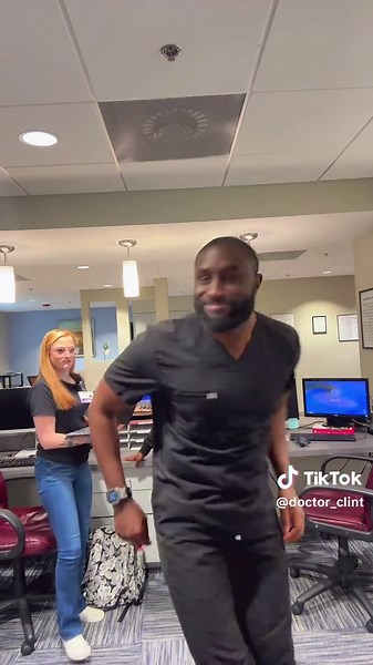 They don’t react because they are used to my antics 🤦🏿😅 #officehumo...