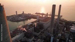 vue aerienne de la centrale électrique de charbon et ses cheminées au coucher du soleil sur l'ile de Lama à Hong Kong en Chine