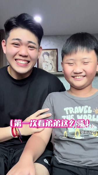 【表情配音挑战】 你们觉得我和我弟弟谁比较厉害？ 玩到饿了记得用foodpanda app order 可以用 promo code 「 JIMAT」 就享有7块钱折扣在指定的餐厅哦 @foodpanda Malaysia #foodpandamy #FeedYourCravings #MakanPuasPuas