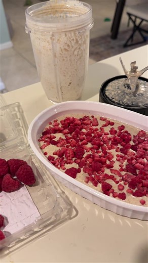 So easy to make! -1 cup oats -1 tsp baking powder -pinch of salt -1 egg -3/4 cup milk -1 tbsp honey -1 tbsp melted butter -1 tsp vanilla -1/2 tsp cinnamon -1/2 cup raspberries #oatmeal #baked #raspberry #foru #fyp #breakfastideas #cooking #healthyfood #healthyeating How to make: Blend all the ingredients together except the raspberries (add at the end) Bake in the oven at 350 degrees F for 20-30 minute.