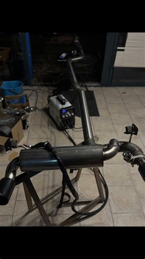 🔥 QBS Performance – Ligne d’échappement sur mesure BMW 135i 🔥 \t•\t🔩 Ligne principale en 76 mm \t•\t🏎️ Montage après catalyseur sport (Catasport) \t•\t🔀 Dérivation en 60 mm jusqu’au silencieux \t•\t⚙️ Réduction 76 → 60 mm avec zone morte hors silencieux, repiquée directement sur le tube principal \t•\t🔊 Résultat : un véritable ON / OFF du son, discret clapet fermé, radical clapet ouvert \t•\t🛠️ silencieux fait main qui fait Ø 140 mm, longueur 50 cm, entièrement fait main \t•\t🔧 Ligne com