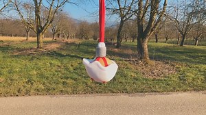 Ein Eierhelm? Den gibt es tatsächlich! Und er dient dazu, schön anschaulich zu machen, wie gut das Material airpop (expandiertes Polystyrol, kurz: EPS) das Ei und auch den menschlichen Kopf bei einem eventuellen Sturz schützen kann. airpop können wir bei RUCH NOVAPLAST auch. Ziemlich gut sogar. Zum Beispiel für unseren Kunden SCHUBERTH Helmets in Magdeburg. Der baut die von uns hergestellten Innenschalen aus EPS in seine Sturzhelme ein. Unser Verband, die Industrievereinigung Kunststoffverpackun