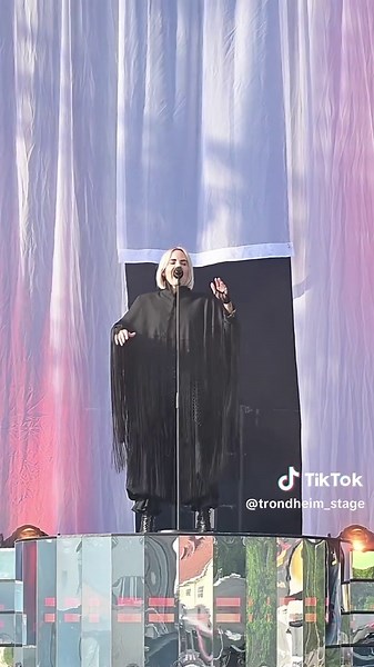 Fra å røre tusenvis med «Mother» som oppvarmer for Justin Timberlake, til å stå i sentrum selv – Ina Wroldsen er tilbake i Trondheim 🌟 Denne gangen med en helt spesiell juleforestilling fylt med varme, stemning og magiske øyeblikk. 📅 29. november 📍 Olavshallen, Trondheim Første konsert er på vei til å bli fullsatt – og ekstrakonserten har kun få billetter igjen! 👉 Sikre deg billetter nå, og opplev en førjulskveld du sent vil glemme.