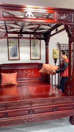 “Luxury Canopy Bed – Dream Bedroom Setup!”