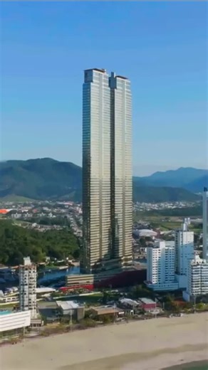 49IMOB NEGÓCIOS IMOBILIÁRIOS on Instagram: "🇮🇹 YACHTHOUSE BY PININFARINA: O Ícone do Design Italiano em Balneário Camboriú 🇧🇷 Para quem exige mais do que luxo: performance, exclusividade e um legado centenário. O Yachthouse Residence é a materialização de uma parceria entre a Pasqualotto&GT, em constante busca pela excelência, e o prestigiado estúdio Pininfarina. Reconhecido internacionalmente como um símbolo do estilo italiano, o estúdio Pininfarina atua há mais de 80 anos desenvolvendo pro