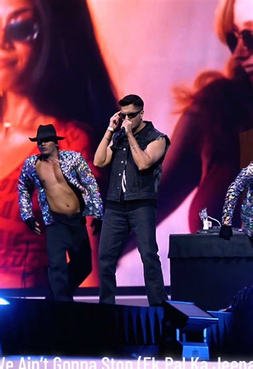 We Ain’t Gonna Stop 🔊 at Coca Cola Arena opening for the main man Himesh Reshammiya. Shot by @sachin 🎥 #Arjun #ArjunArtist #EkPalKaJeena #LiveShow #Bollywood