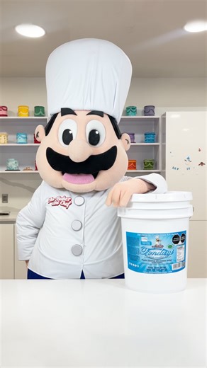 Ma Baker and Chef on Instagram: "✨ Cada creación necesita el fondant correcto ✨ No todos los fondants hacen lo mismo… y elegir el ideal hace toda la diferencia 🎂 Te contamos para qué sirve cada uno 👇 🤍 Fondant Natural Ideal para cubrir pasteles con un sabor neutro, perfecto cuando quieres que el relleno y el pastel sean los protagonistas. 🍒 Fondant con Sabor Perfecto para cubrir y decorar, con un plus que se disfruta en cada rebanada. Disponible en nata coco, vainilla, frutos rojos, crema ir