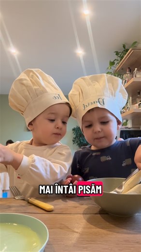 David the toddler on Instagram: "Credeți ca ne-a fost ușor să facem clătite împreună? Nouă da, dar mamele noastre au avut cam mult de strâns după! 😂 #viatacuDavid #momentslikethese #clatite #ajutordebucătar #instamood"