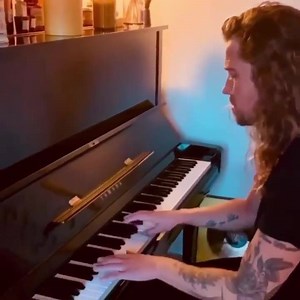 637K views · 11K reactions | C'est le petit cadeau du matin ! ☀ Moment trop mignon entre Julien Doré et ses chiens  Bon dimanche à tous ✨ #ChérieFM | Chérie FM | Facebook