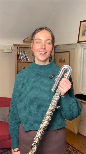 🪈 STRUGGLING TO CLEAN YOUR CURVED ALTO FLUTE? 🫧 Roi have a solution with the Alto Flute Master Cleaner! The flexible end of the cleaner fits perfectly right into the curve of headjoint, allowing you to remove moisture effortlessly! 🤗 (even better, it’s machine washable and you can get spare refills!) 🤩🎶 | Just Flutes