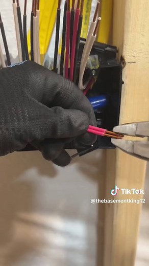 ⚡️How a professional electrician trims out a junction box with #12 wire😂 #whackhack #wkhk #thebasementking #fyp #twisters #electriciansoftiktok #electricalapprentice #masterelectrician #howto #residentialelectrician #romex #romexjockey #romexranger #milwaukeetools #rackatierstools