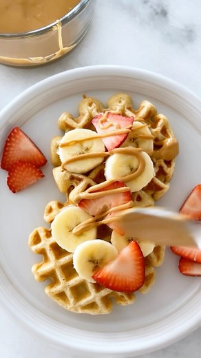 🍓 These high protein waffles are made with cottage cheese, oat flour and eggs. So good you’ll never make them any other way! 🧇 Recipe in the comments! | Skinnytaste