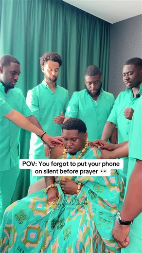 They explicitly told everyone to put their phone on silent before the prayer 😭👀 Ghana 🇬🇭 x Congo 🇨🇩 #ghanatiktok #ghanaweddings #traditionalwedding #weddingcontentcreator #BranDyinlove @ElightedVisuals