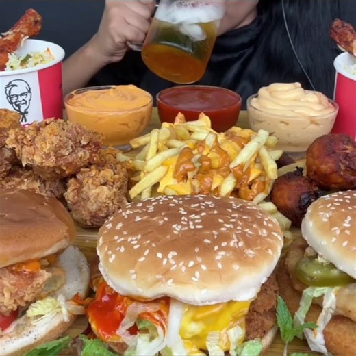 Eating fast food 🍻🤤 ‪@SpiceASMR‬ #mukbang #asmreating #fastfoodeating #chickeneating #frenchfries