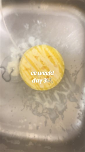 idk why it wouldn’t focus. day 3, didn’t have any elbow grease and can’t find it for the life of me 😂 #lilacsuds #fyp #suds #spongesqueezes #spongesqueezing