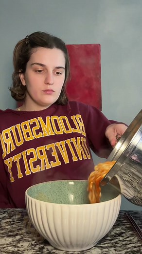 Eating some SPICY Buldak Ramen 🔥🍜😋 #buldakramen #ramen #izeatz #eatingramen