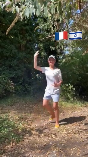 🌊✨ Un mouvement traverse les nations : Walk On Water Dance ! Une déclaration dansée extraite de l’évangile de Matthieu : “Si tu crois, tu peux pousser les montagnes, traverser les océans… et marcher sur l’eau !” Tu veux rejoindre le trend dès le 1er décembre ? C’est ouvert à tous, danseurs et expressifs de tout âge. 🎥 Regarde la vidéo 🎶 Utilise la musique “If you believe” Reimagined feat. Ellie Barry ➡️ Reproduis les mouvements ➡️ Filtre vertical ➡️ Poste à partir du 1er décembre hashtags : #