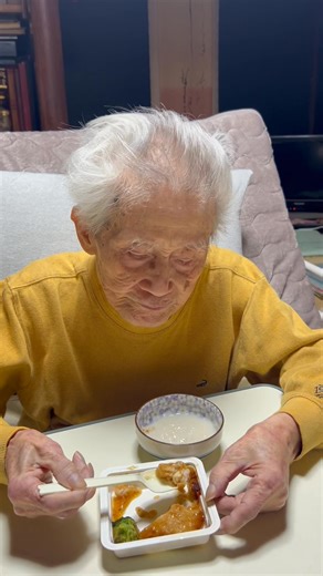 監督の信友直子です☺️ 病院の検査で「もう経口摂取は難しいです」との結果が出ていた105歳の父。 自宅に戻り、様々な方のケアのおかげで、ここまで回復しました👏 まだ動作はゆっくりですが、着実に以前の食いしん坊の父に戻りつつあります❤️ この調子で頑張ろうね〜お父さん💕 | 映画「ぼけますから、よろしくお願いします。」