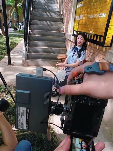 Photoshoot Tip: Let the Model See the Screen #cameragear #photography #filmmaker #portrait