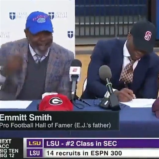 With today being the start of the early signing period, we can't forget this iconic video of Emmitt Smith and his son 👏 | ESPN