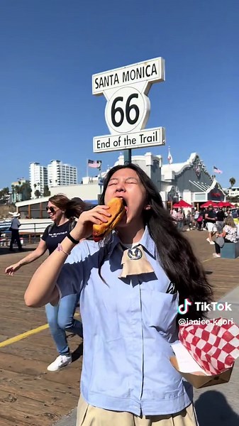Hotdog Amerika: Rasa dan Kenangan di Santa Monica